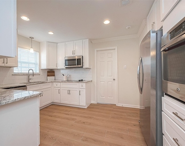 10306 Bob White Drive - Photo Thumbnail 7