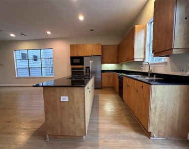 2713 Crawford Street - Photo Thumbnail 11