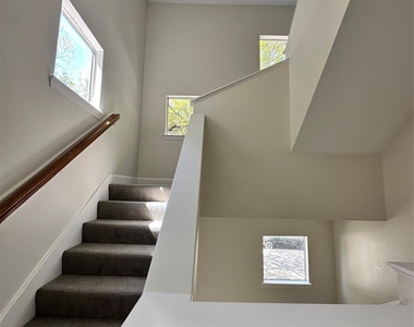 2713 Crawford Street - Photo Thumbnail 3