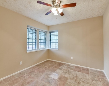9503 Bent Spur Lane - Photo Thumbnail 23
