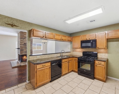 17219 Kettle Creek Drive - Photo Thumbnail 8