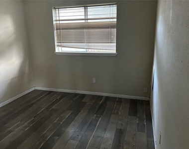 1154 W Brompton Drive - Photo Thumbnail 15