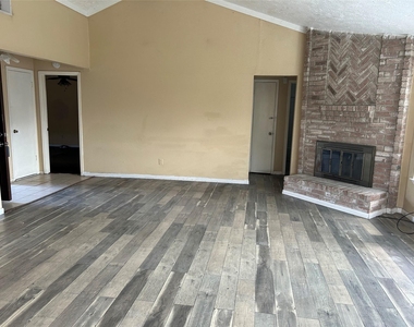 1154 W Brompton Drive - Photo Thumbnail 5