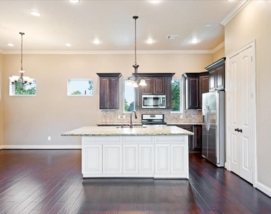 1520 Amundsen Street - Photo Thumbnail 9