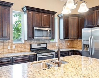 1520 Amundsen Street - Photo Thumbnail 12