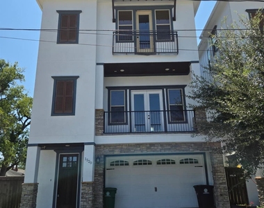 1520 Amundsen Street - Photo Thumbnail 1
