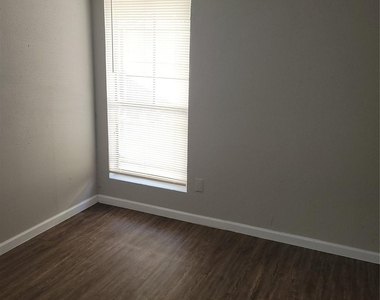 7200 W T C Jester Boulevard - Photo Thumbnail 9