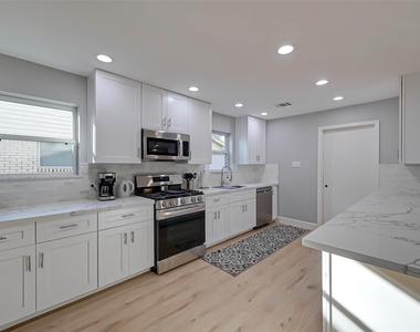 5522 Caversham Drive - Photo Thumbnail 4