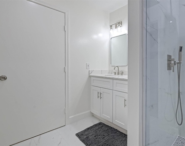 5522 Caversham Drive - Photo Thumbnail 8