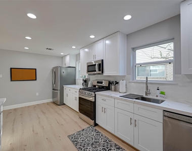 5522 Caversham Drive - Photo Thumbnail 3
