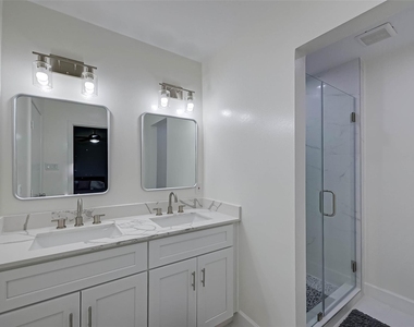 5522 Caversham Drive - Photo Thumbnail 7