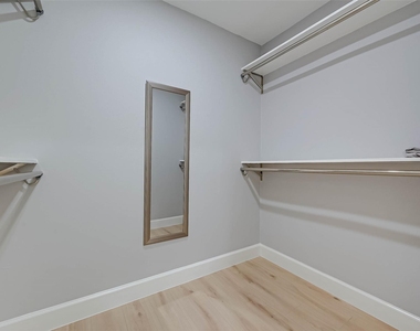 5522 Caversham Drive - Photo Thumbnail 6