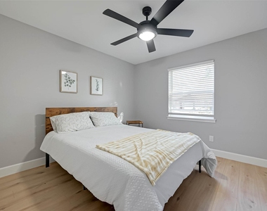 5522 Caversham Drive - Photo Thumbnail 9