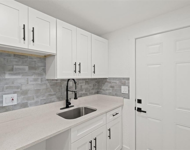 2008 Oakwood Avenue - Photo Thumbnail 2