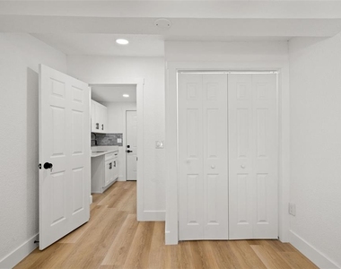 2008 Oakwood Avenue - Photo Thumbnail 7