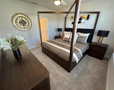 1129 E Caroline Street - Photo Thumbnail 5