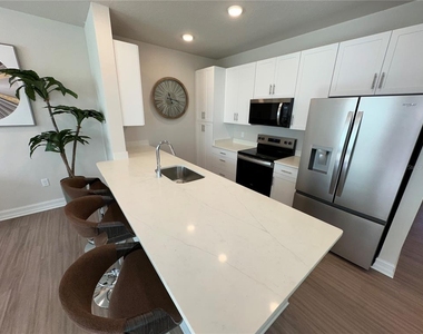 1129 E Caroline Street - Photo Thumbnail 3