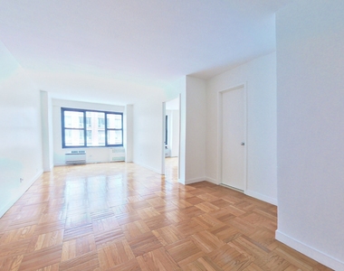 4th Avenue - Photo Thumbnail 2
