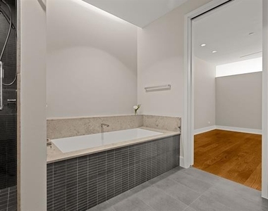 2408 Victory Park Lane - Photo Thumbnail 10