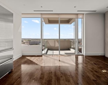 2408 Victory Park Lane - Photo Thumbnail 4
