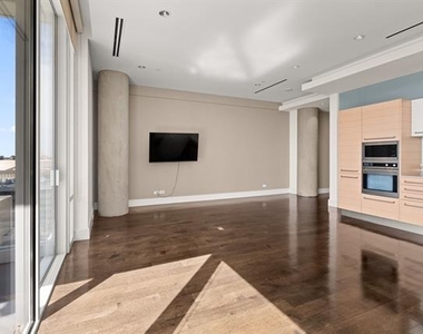 2408 Victory Park Lane - Photo Thumbnail 3