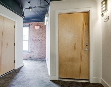 910 Houston Street - Photo Thumbnail 6