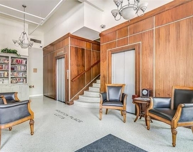 910 Houston Street - Photo Thumbnail 4