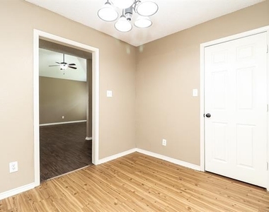 10253 Sunset View Drive - Photo Thumbnail 6