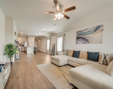 1117 Takeoff Avenue - Photo Thumbnail 9