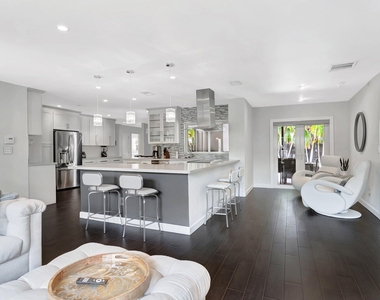 855 Berkeley Street - Photo Thumbnail 7