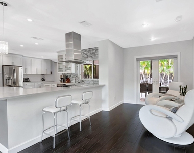 855 Berkeley Street - Photo Thumbnail 8