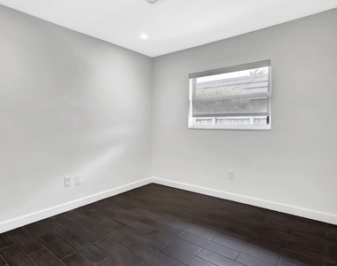 855 Berkeley Street - Photo Thumbnail 25