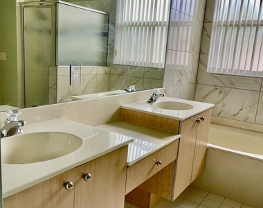 185 Nw Willow Grove Avenue - Photo Thumbnail 7