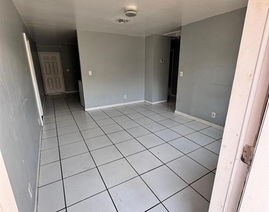 1132 Nw 5th Court - Photo Thumbnail 5