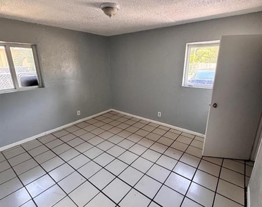 1132 Nw 5th Court - Photo Thumbnail 3