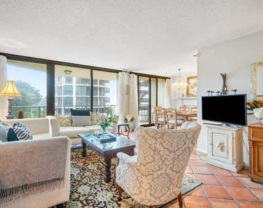 899 Jeffery Street - Photo Thumbnail 2
