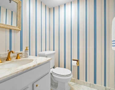 899 Jeffery Street - Photo Thumbnail 16