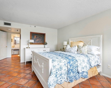 899 Jeffery Street - Photo Thumbnail 10