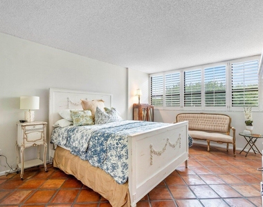 899 Jeffery Street - Photo Thumbnail 9