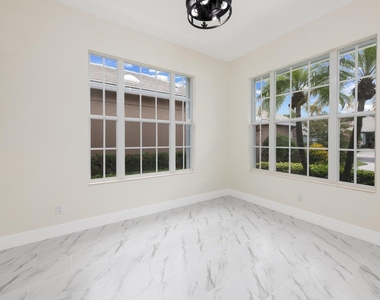 249 Nw Bentley Circle - Photo Thumbnail 14