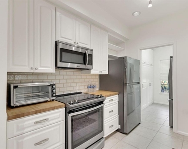7334 Pine Creek Way - Photo Thumbnail 10