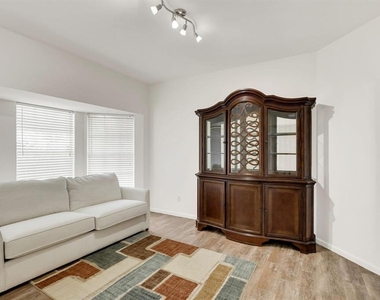 7334 Pine Creek Way - Photo Thumbnail 17