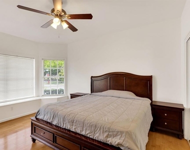7334 Pine Creek Way - Photo Thumbnail 14