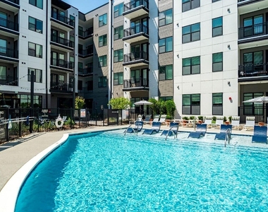 2222 N Tryon Street - Photo Thumbnail 3