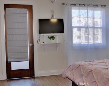 5150 Romaine Street - Photo Thumbnail 12