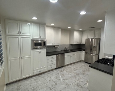 5200 White Oak Avenue - Photo Thumbnail 15