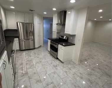 5200 White Oak Avenue - Photo Thumbnail 14