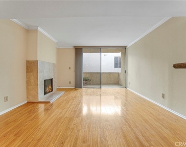 5325 Newcastle Avenue - Photo Thumbnail 6