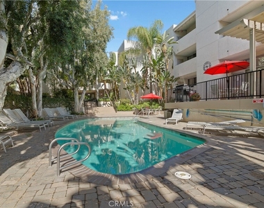5325 Newcastle Avenue - Photo Thumbnail 26