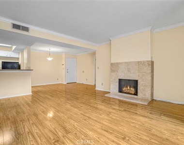 5325 Newcastle Avenue - Photo Thumbnail 8